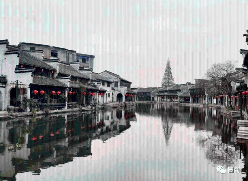 雪天路面打滑，汽车刹车失灵，大哥硬核助力，使汽车强行变道停车